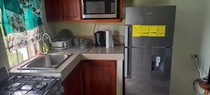 Fridge, oven, stovetop, cookware/dishes/utensils