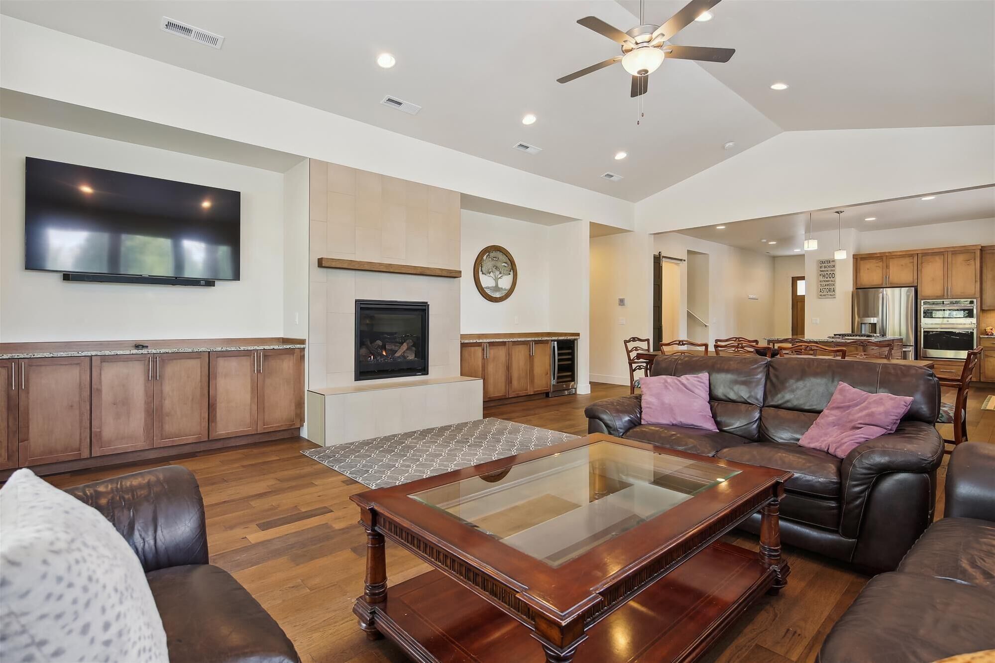 Downey Hideaway - Newly built (2022) 5 Bedroom Home! Just minutes from Sunriver, Private hot tub, Foosball, BBQ, Light & Bright!
