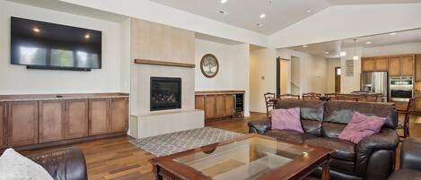 Fernseher, Kamin, Tischtennisplatte