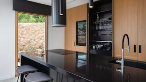 Geladeira, micro-ondas, fogão, cooktop