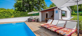 A charming poolside villa in Pazin