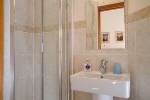 Dusche, Haartrockner, Handtücher, Toilettenpapier
