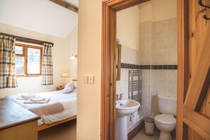 Een douche, een haardroger, handdoeken, toiletpapier