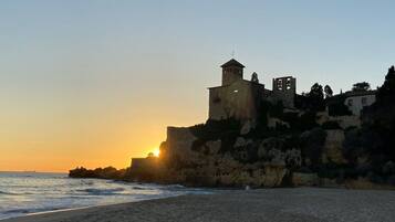 Vlak bij het strand, ligstoelen aan het strand