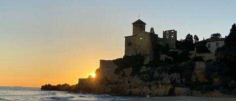 Ranta lähistöllä, aurinkotuoleja