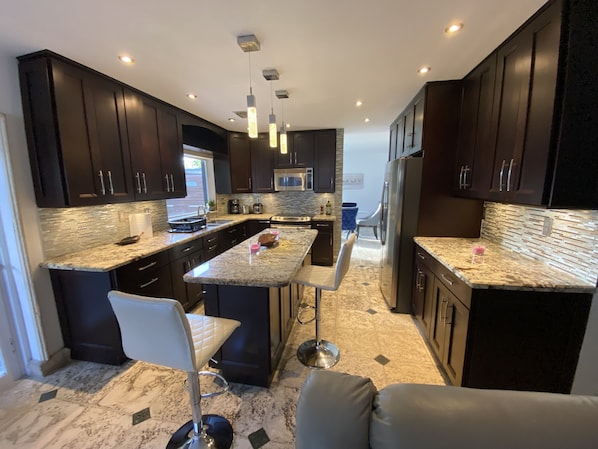 Refrigerador, microondas, horno, placa de cocina