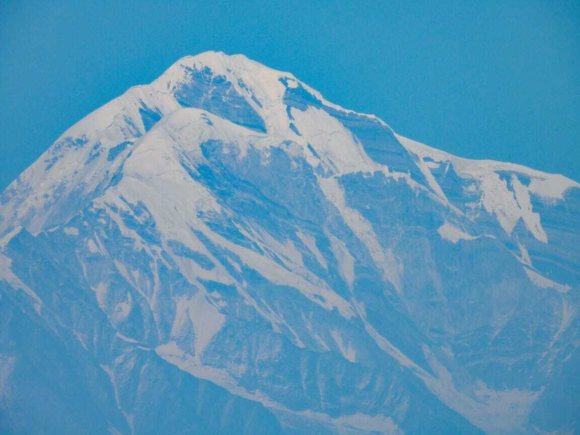 Un sommet de montagne enneigé, sous un ciel dégagé.