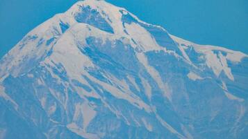 Un sommet de montagne enneigé, sous un ciel dégagé.