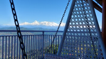 Un balcón con vistas a montañas nevadas.