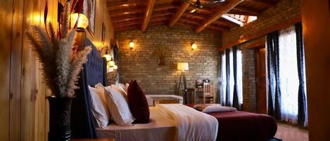 Una habitación acogedora con una cama, paredes de madera y una pared de ladrillo.