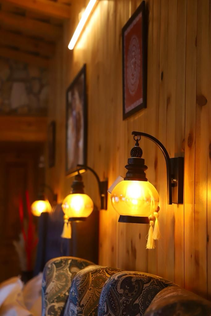 Una habitación acogedora con paredes de madera y un sofá estampado.