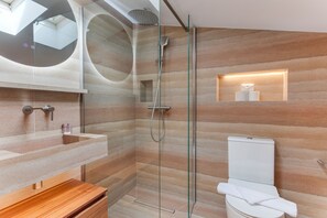 Bathtub, hair dryer, towels - VILLA LUNA VI4339 By Riviera Holiday Homes (Eze)