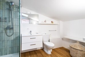 Bathtub, hair dryer, towels