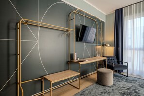 The Large | Desk, laptop workspace, blackout drapes, free WiFi - The Base Berlin ONE (Berlin)