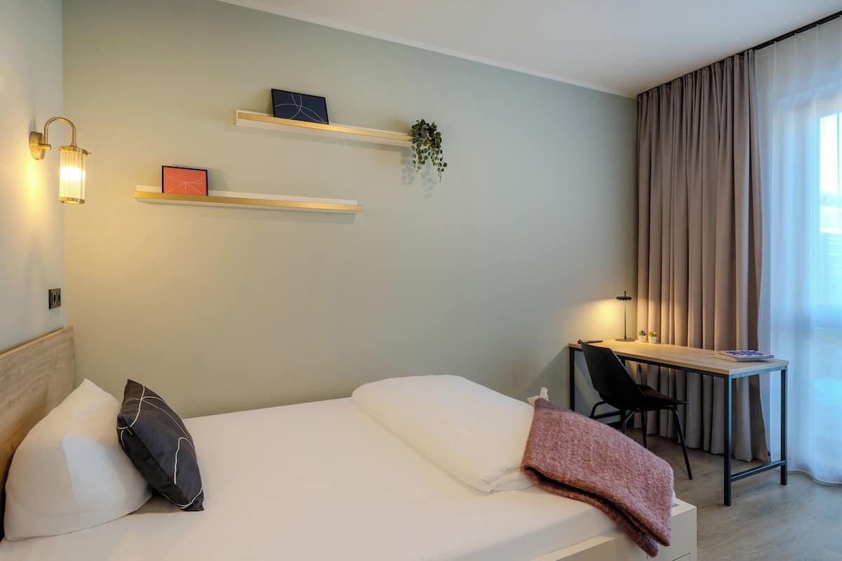 The Grand Balcony Apartment | Desk, laptop workspace, blackout drapes, free WiFi