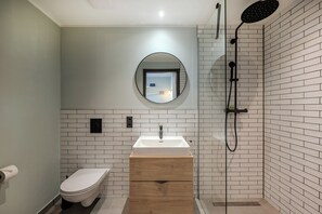 The Grand Balcony Apartment | Kamar mandi | Shower, pancuran hujan, pengering rambut, dan handuk