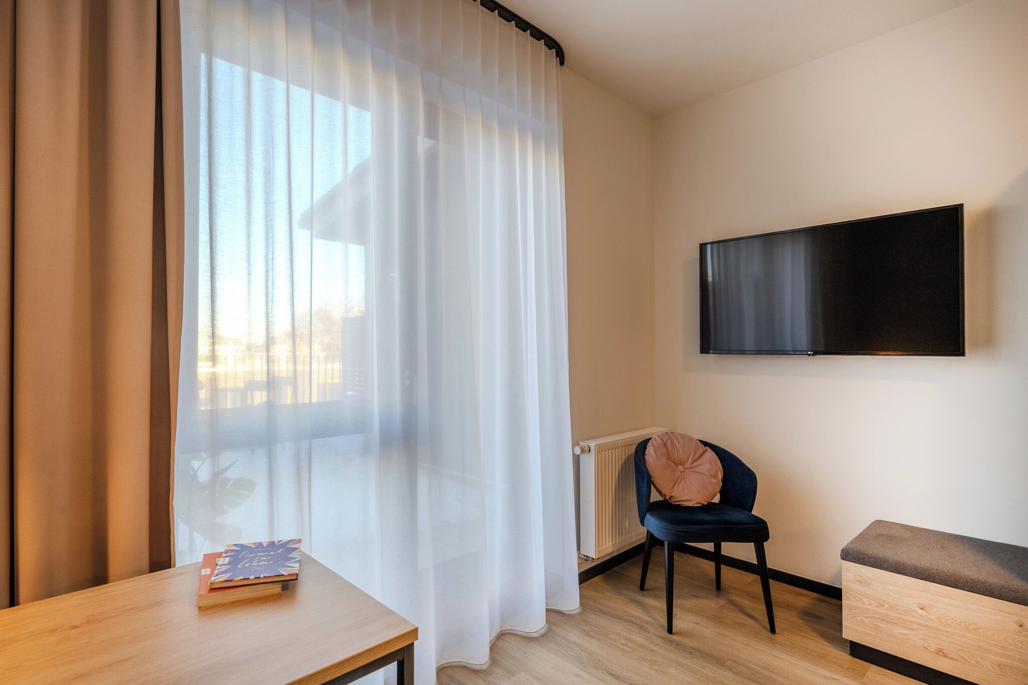 The Grand Balcony Apartment | Desk, laptop workspace, blackout drapes, free WiFi