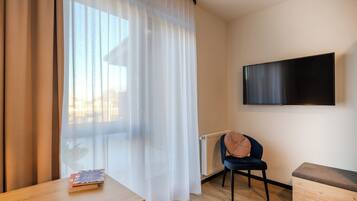 The Grand Balcony Apartment | Desk, laptop workspace, blackout drapes, free WiFi