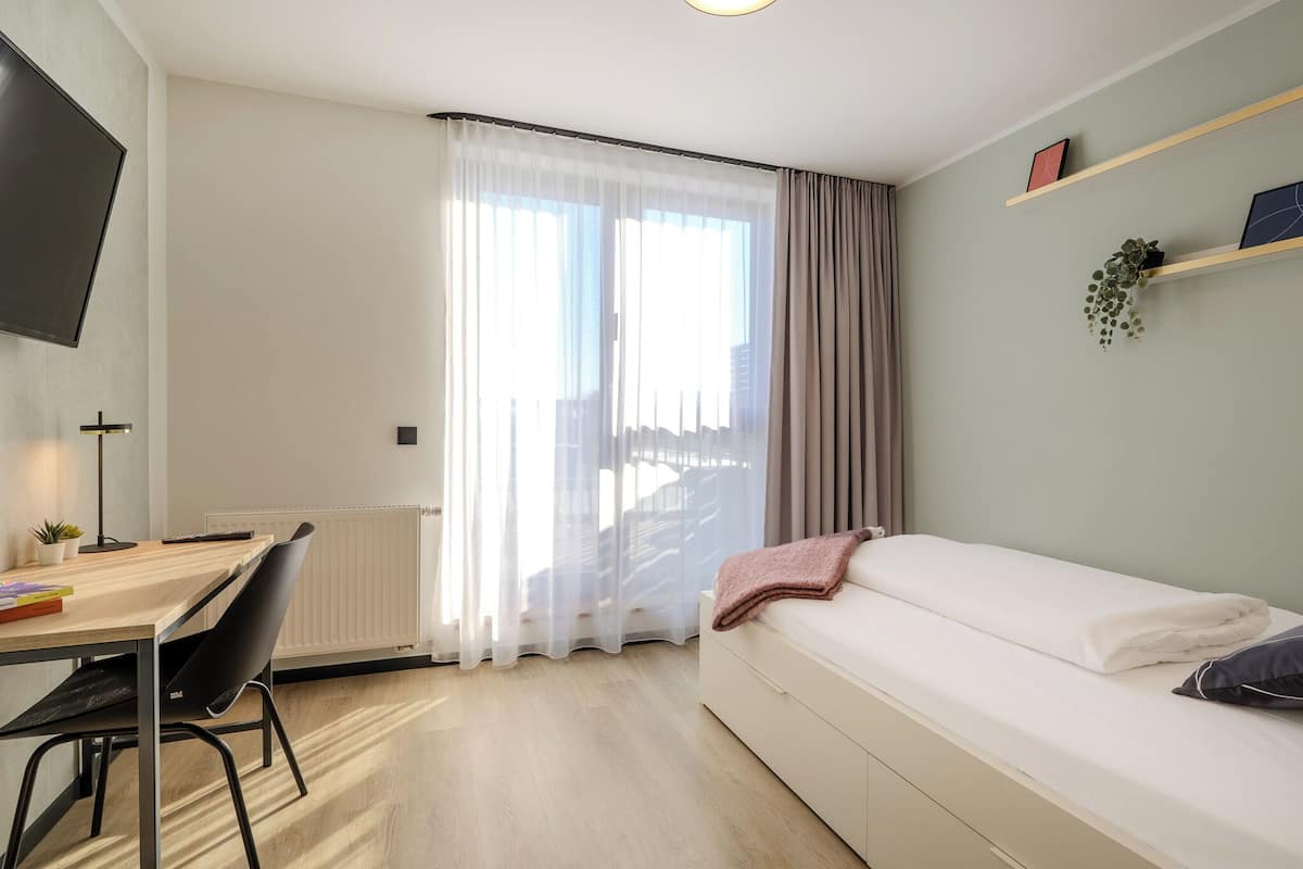 The Base Balcony Apartment | Desk, laptop workspace, blackout drapes, free WiFi