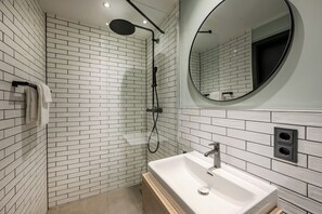 The Base Balcony Apartment | Bagno | Doccia, soffione a pioggia, asciugacapelli, asciugamani
