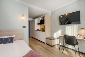 The Base Balcony Apartment | Desk, laptop workspace, blackout drapes, free WiFi