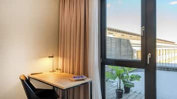 The Grand Balcony Apartment | Desk, laptop workspace, blackout curtains, free WiFi