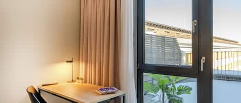 The Grand Balcony Apartment | Desk, laptop workspace, blackout drapes, free WiFi