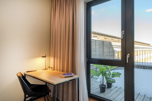 The Grand Balcony Apartment | Desk, laptop workspace, blackout curtains, free WiFi