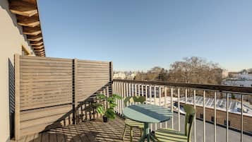 The Base Balcony Apartment | Terrasse/Patio