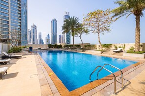 Outdoor pool - Lofts - Downtown Luxury - 5 Min Walk To Dubai Fountain! (Dubai)