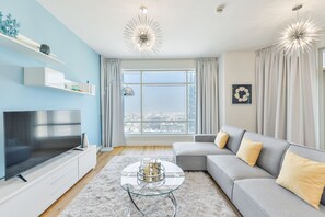 1 bedroom, in-room safe, desk, iron/ironing board - Lofts - Downtown Luxury - 5 Min Walk To Dubai Fountain! (Dubai)