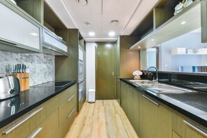 Deluxe 1BR Apartment | 私人厨房 | 大冰箱、微波炉、烤箱、洗碗机