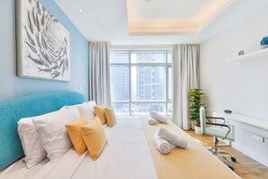 Deluxe 1BR Apartment | 1 chambre, coffre-fort, bureau, fer et planche à repasser