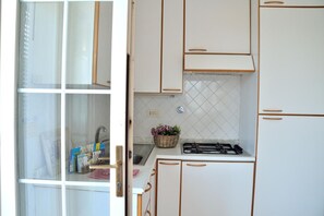 ثلاجة، ميكروويف، موقد طهي مسطح، ماكينة لصنع القهوة/الشاي