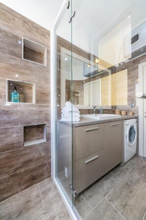 Superior Apartment, 2 Bedrooms, Balcony, Sea View | Bathroom | Shower, rainfall showerhead, hair dryer, towels