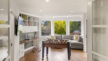 Televisión, chimenea, libros y oficina