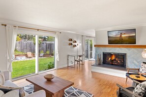 Téléviseur, foyer, livres, bureau