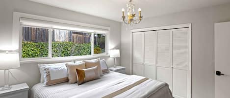 4 habitaciones, escritorio y tabla de planchar con plancha