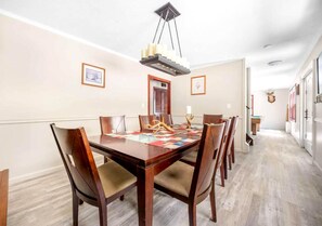 Family dining - Garden View Home (Tobyhanna)