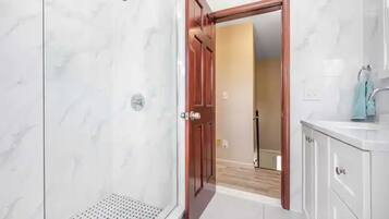 Luxury Villa | Bathroom | Hair dryer, bidet, towels, soap