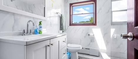 Vila Mewah | Kamar mandi | Pengering rambut, kloset, handuk, dan sabun