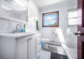 Luxury Villa | Bathroom | Hair dryer, bidet, towels, soap - Garden View Home (Tobyhanna)