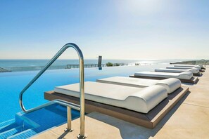 Outdoor pool, an infinity pool
