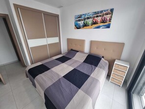 2 habitaciones, tabla de planchar con plancha y cuna de viaje 