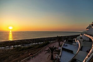 Sun-loungers - Amazing Beachfront 2 Bedroom Luxury Apartment (Los Arenales del Sol (Costa Blanca))