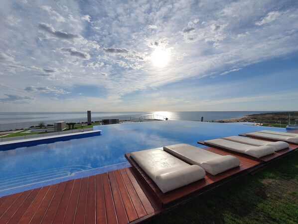 Piscine extérieure, piscine à débordement