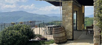 Villa Cavalieri in Vedriano with a panoramic view of the Reggio Emilia hills