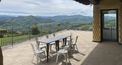 Villa Cavalieri in Vedriano with a panoramic view of the Reggio Emilia hills