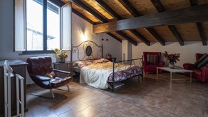 A bedroom with a bed, a chair, a desk, and a window. - Villa Cavalieri in Vedriano with a panoramic view of the Reggio Emilia hills (Canossa)