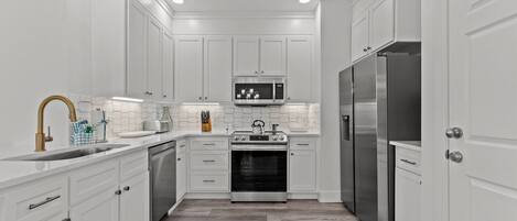 Geladeira, micro-ondas, fogão, cooktop